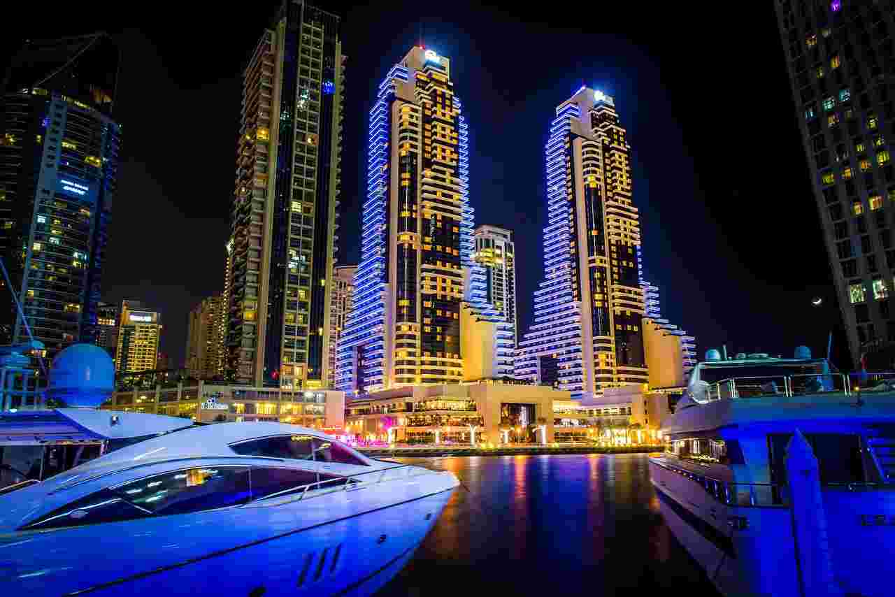 Развитый крупнейший. Гросновер Хаус Дубай. Гросвенор Дубай. Dubai Marina Гросвенор. Дубай башня Гросвенор.